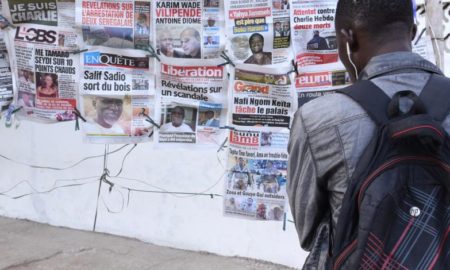 Senegalese press Presse Sénégalaises un jeune homme lit la presse