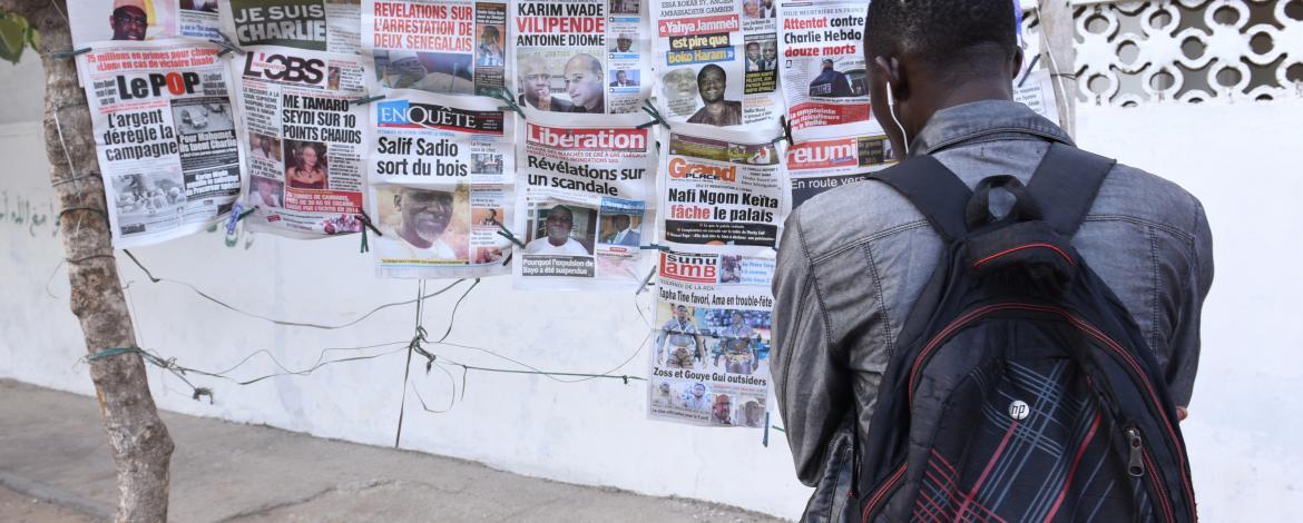 Senegalese press Presse Sénégalaises un jeune homme lit la presse