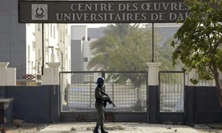 Un policier devant le COUD UCAD lors des manifestations de mars 2021 au Sénégal