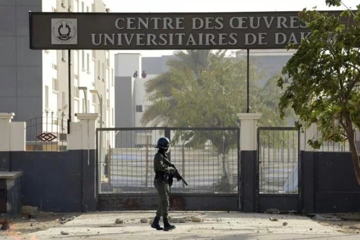 Un policier devant le COUD UCAD lors des manifestations de mars 2021 au Sénégal