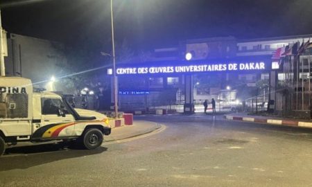 Voiture de policie devant le COUD UCAD lors des manifestations de mars 2021 au Sénégal