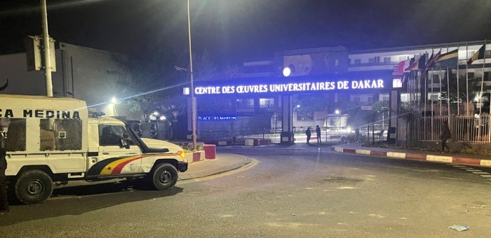 Voiture de policie devant le COUD UCAD lors des manifestations de mars 2021 au Sénégal