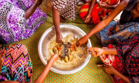Famille sénégalaise mange riz au poisson - Thiébou Dieun - Repas au tour d'un bol -