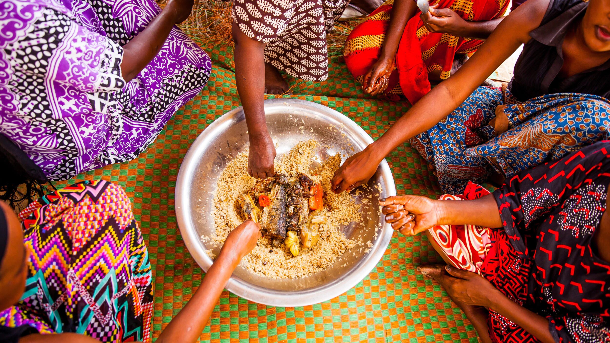 Famille sénégalaise mange riz au poisson - Thiébou Dieun - Repas au tour d'un bol -