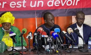 Aida Mbodj, Dr Cheikh Tidiane Dieye et Ousmane Sonko lors de la présentation du mémorandum du m2d