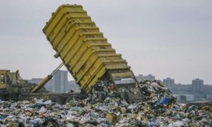 un Camion décharge des Ordures