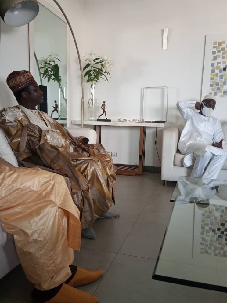 Condoléances : Serigne Khalifa Niass chez l’ex maire de Dakar Khalifa Sall avec une forte délégation après le décès de sa mère