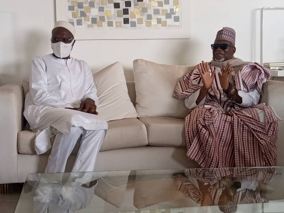 Condoléances : Serigne Khalifa Niass chez l’ex maire de Dakar Khalifa Sall avec une forte délégation après le décès de sa mère