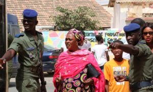 Des gendarmes orientent des électeurs à l'entrée d'un centre de vote