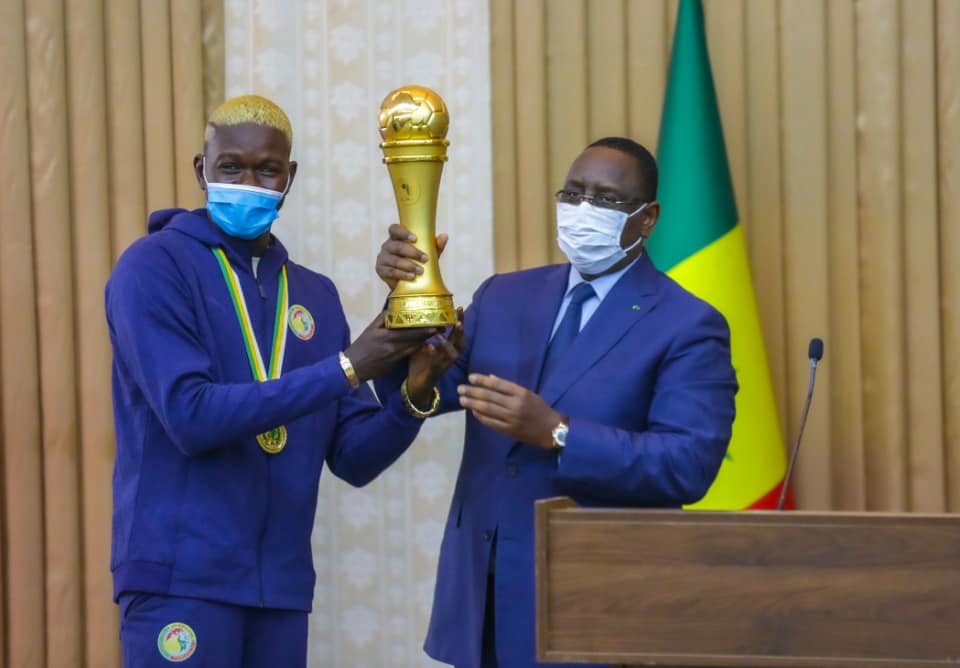 Le président Macky Sall Al Seyni Ndiaye recevant les joueurs de l'équipe nationale de beach soccer du Sénégal. 1