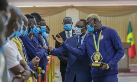 Le président Macky Sall recevant les joueurs de l'équipe nationale de beach soccer du Sénégal