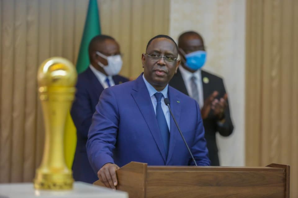 Le président Macky Sall recevant les joueurs de l'équipe nationale de beach soccer du Sénégal.j