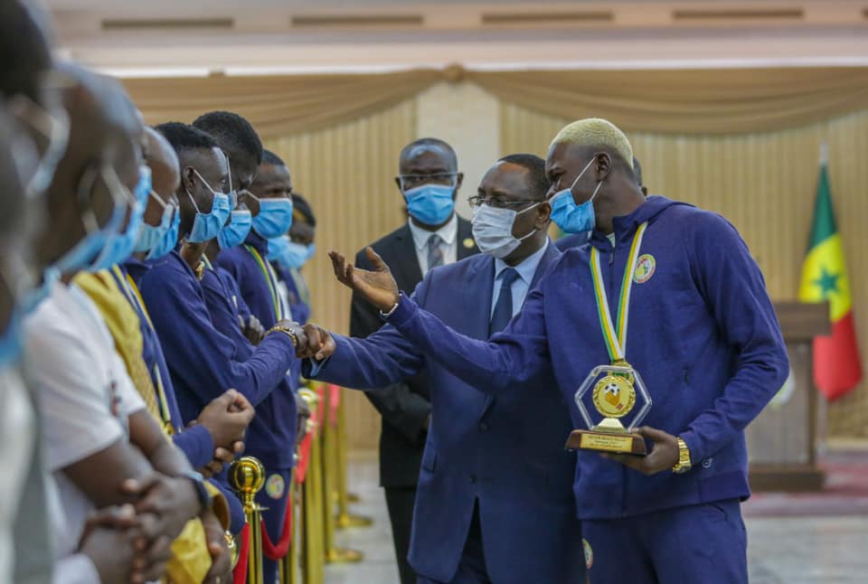 Le président Macky Sall recevant les joueurs de l'équipe nationale de beach soccer du Sénégal