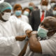 Un homme se fait vacciner contre le coronavirus vaccination covid afrique