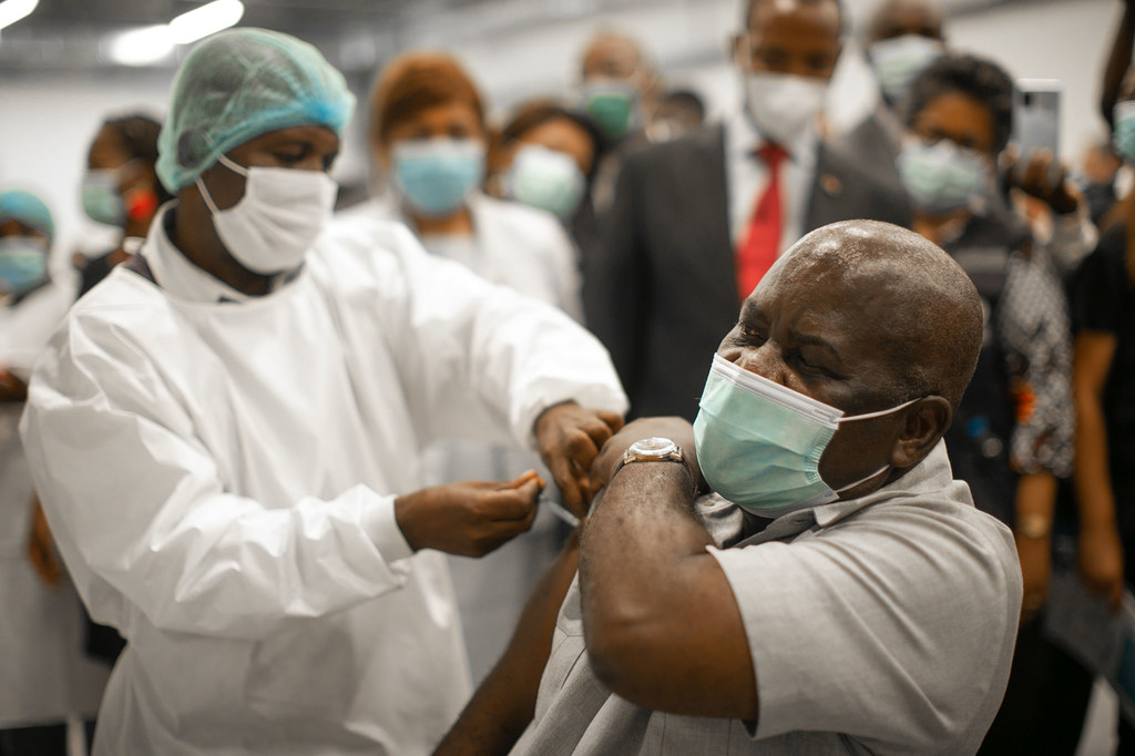 Un homme se fait vacciner contre le coronavirus vaccination covid afrique