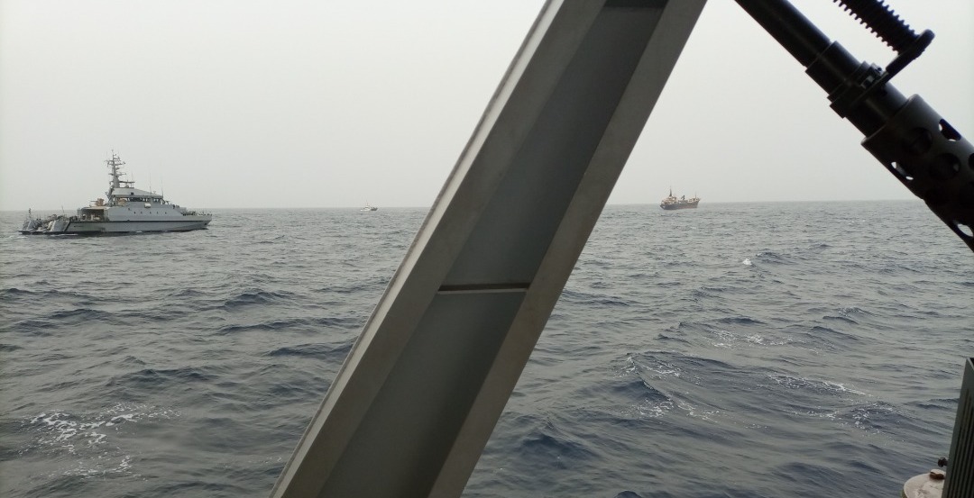 Un patrouilleur de la marine Sénégalaise en mer - bateau