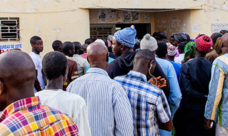 DES JEUNES Sénégalais FONT LA QUEUE POUR VOTER