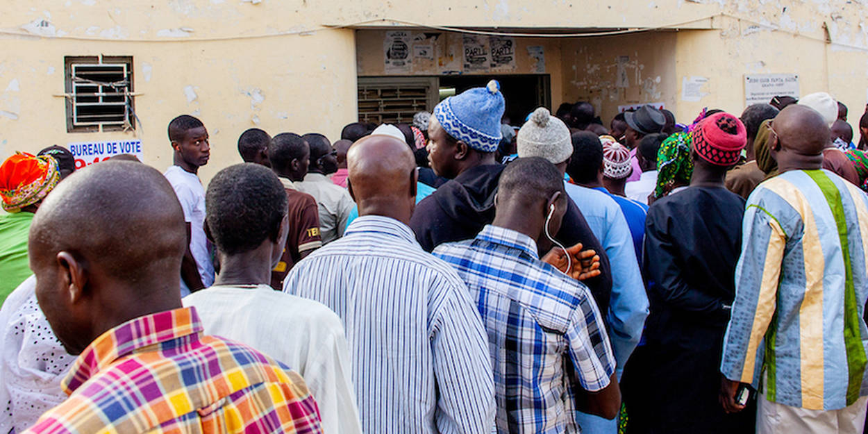 DES JEUNES Sénégalais FONT LA QUEUE POUR VOTER