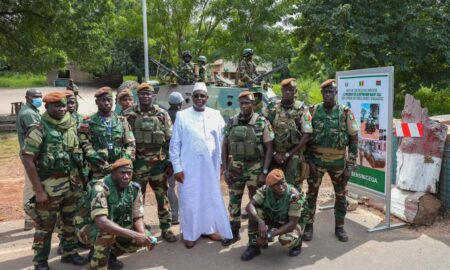 Macky Sall avec des militaires sénégalais en Gambie