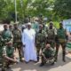 Macky Sall avec des militaires sénégalais en Gambie