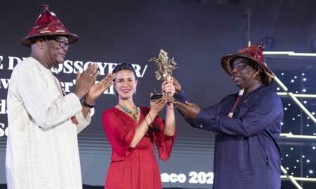 Macky Sall avec son homologue Burkinabé Roch Marc Christian Kaboré entrain de remettre à la représentante d'Ahmed Khadar de Somalie, Étalon d'or de Yennenga 2021 du Fespaco