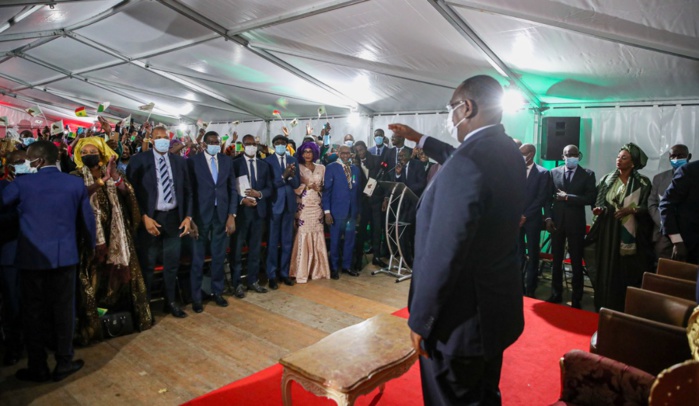 Macky Sall avec les militant de l'Apr à Paris