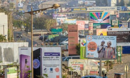 panneaux publicitaires et autres boutiques sur la corniche ouest à Dakar