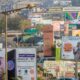 panneaux publicitaires et autres boutiques sur la corniche ouest à Dakar