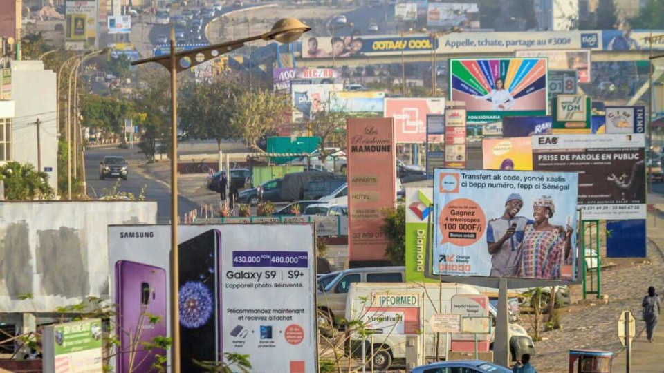 panneaux publicitaires et autres boutiques sur la corniche ouest à Dakar