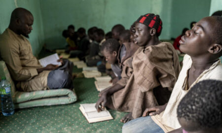 Le 30 novembre 2021 Gamboul Keur Matar dans la région de Kaolack au Sénégal. Les talibés (étudiants coraniques) apprennent le Coran dans la Dhara de l’Imam Alioune Badara Ndao. ©SYLVAIN CHERKAOUI POUR LE MONDE