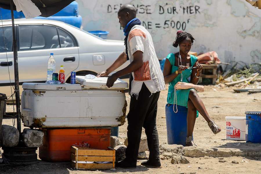 DAKAR, SÉNÉGAL - AVR 23, 2017 : un sénégalais non identifié en écharpe tient la porte du réfrigérateur à Dakar, capitale du Sénégal