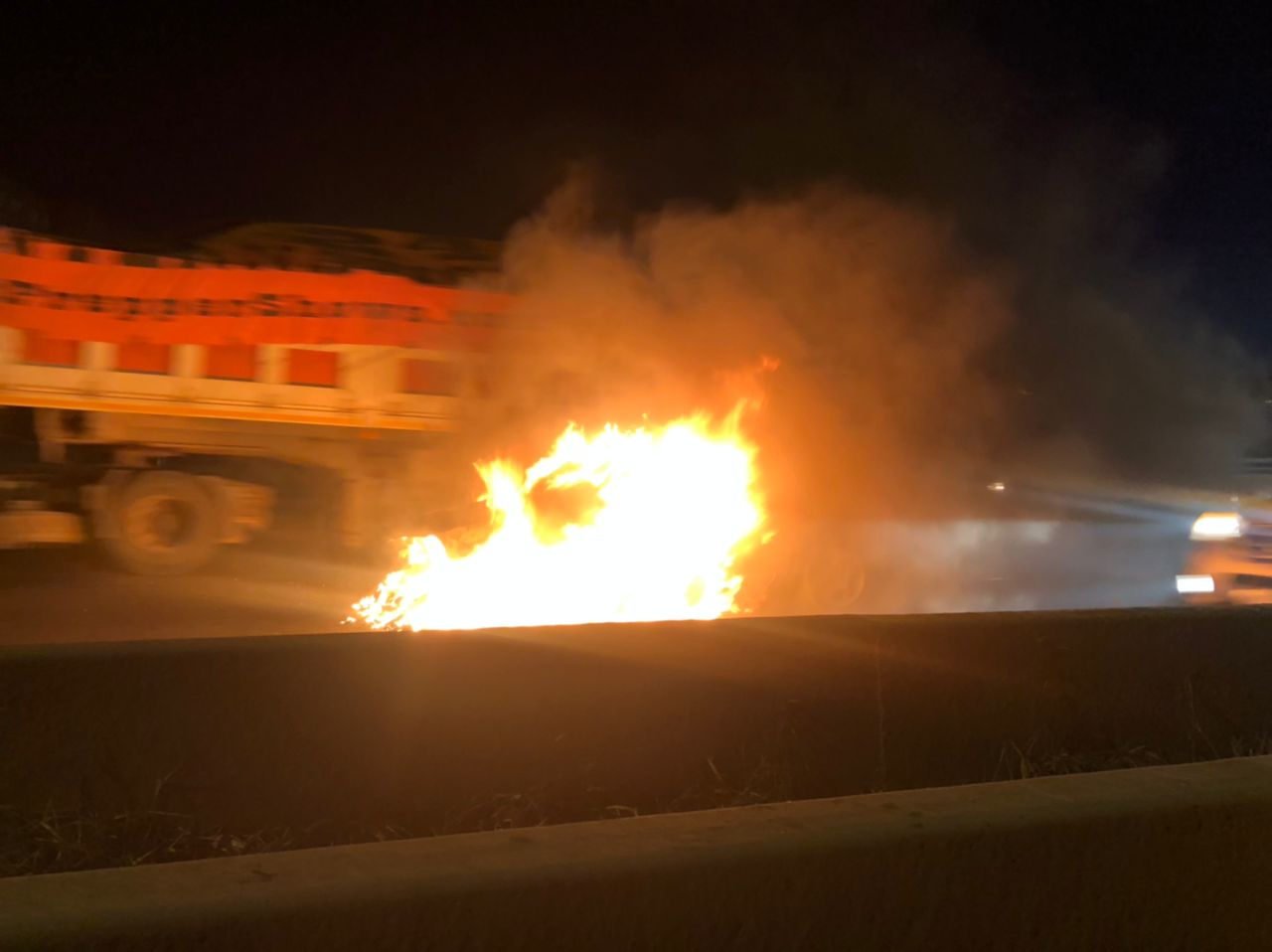 Inauguration du TER - une voiture prend feu sur l'autoroute à péage