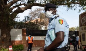 Un agent de la police sénégalaise