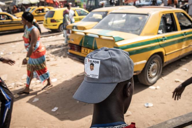 Un partisan du président gambien, Adama Barrow, à Banjul, le 2 décembre 2021. JOHN WESSELS / AFP