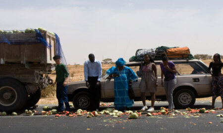 Kaolack : un camion chargé de pastèques se renverse, le chauffeur coincé