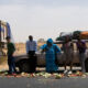 Kaolack : un camion chargé de pastèques se renverse, le chauffeur coincé