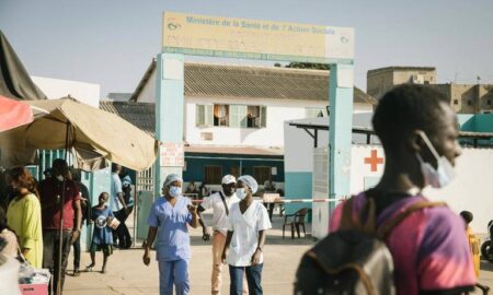 Des agent de santé devant un hôpital variant Omicron au Sénégal