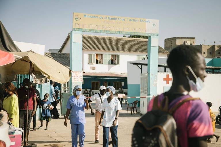 Des agent de santé devant un hôpital variant Omicron au Sénégal