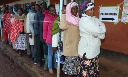 Des électeurs font la queue pour voter