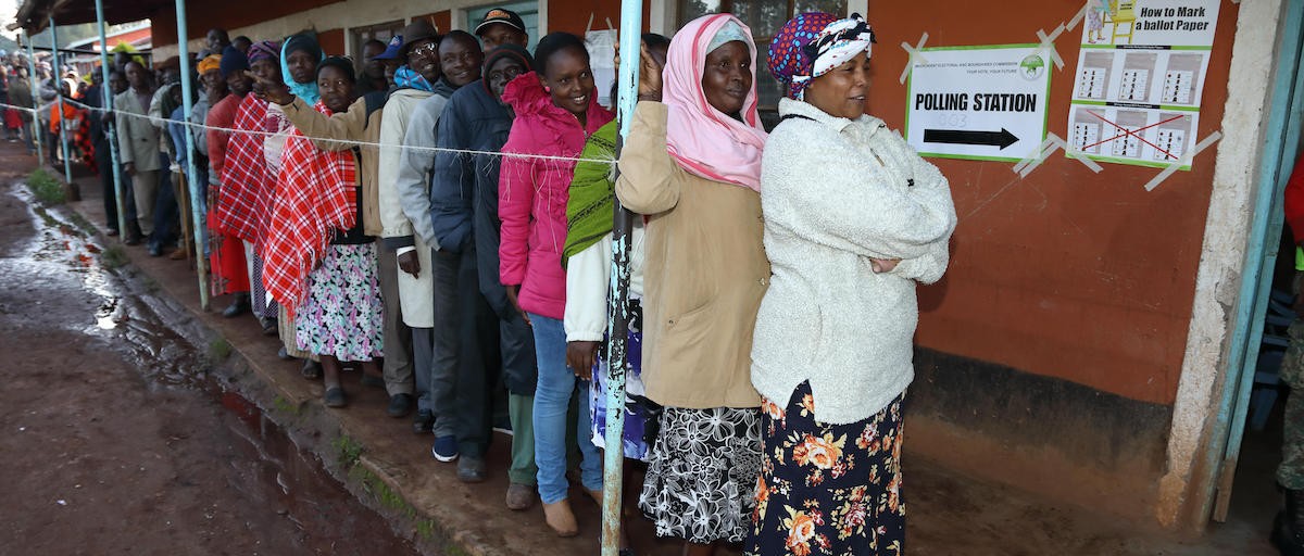 Des électeurs font la queue pour voter