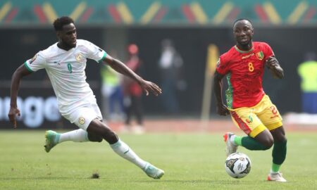 Le Sénégalais Boulaye Dia au marquage sur le Guinéen Nabi Keita