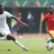 Le Sénégalais Boulaye Dia au marquage sur le Guinéen Nabi Keita