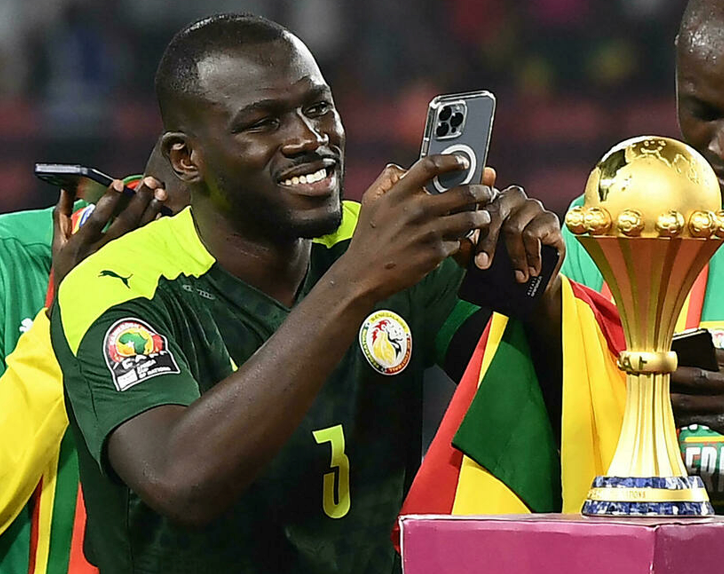 Cérémonie de décoration des lions : le téléphone de Kalidou Koulibaly, chipé au Palais présidentiel