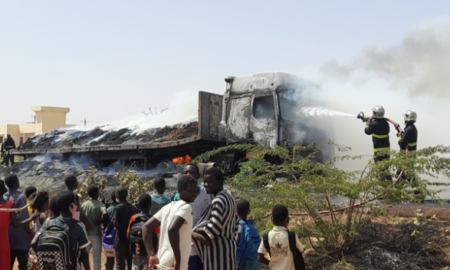 Kaolack : un camion chargé de boissons et de laits prend feu