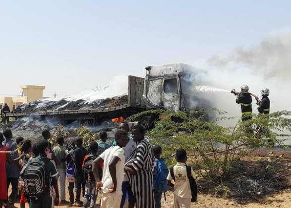 Kaolack : un camion chargé de boissons et de laits prend feu