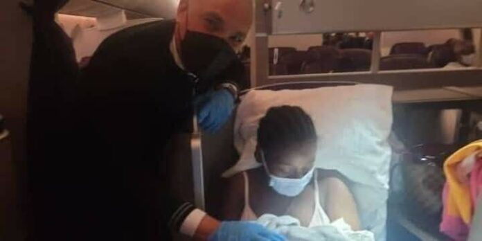 Insolite : une Ghanéenne accouche dans l'avion qui a quitté Accra pour les États-Unis