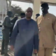 Tribunal de Dakar : l’arrivée de Barthélemy Dias pour le procès en appel du meurtre de Ndiaga Diouf