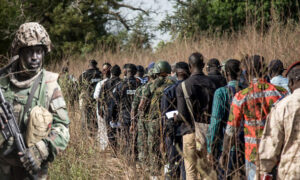 Des officiels marchent vers le lieu de la libération de sept soldats sénégalais capturés par le Mouvement des forces démocratiques de Casamance (MFDC)