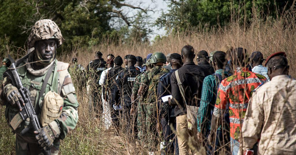 Des officiels marchent vers le lieu de la libération de sept soldats sénégalais capturés par le Mouvement des forces démocratiques de Casamance (MFDC)