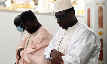 Le président Macky Sall entrain de prier dans la mosquée du Prophète